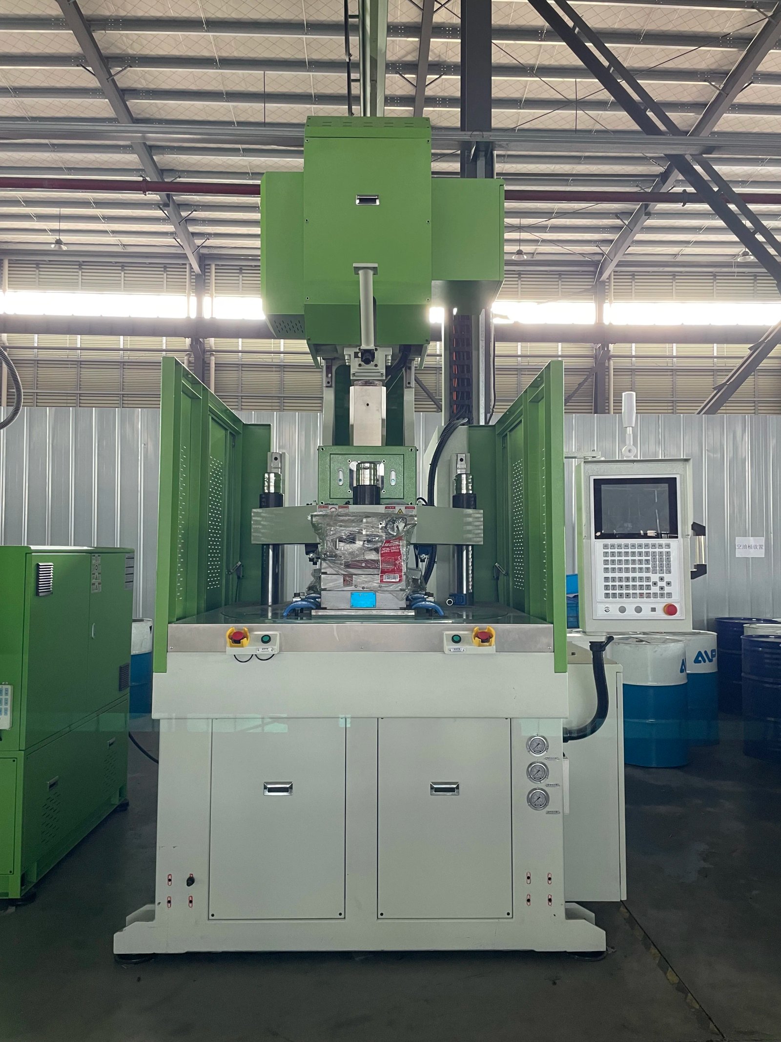 Hibrit Dikey Enjeksiyon Makinesi