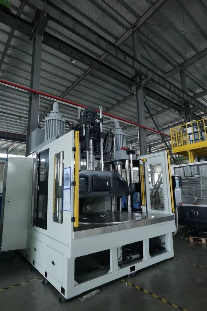 Otomotiv Plastik Parçaları İçin Döner Tablalı Dikey Enjeksiyon Makinesi